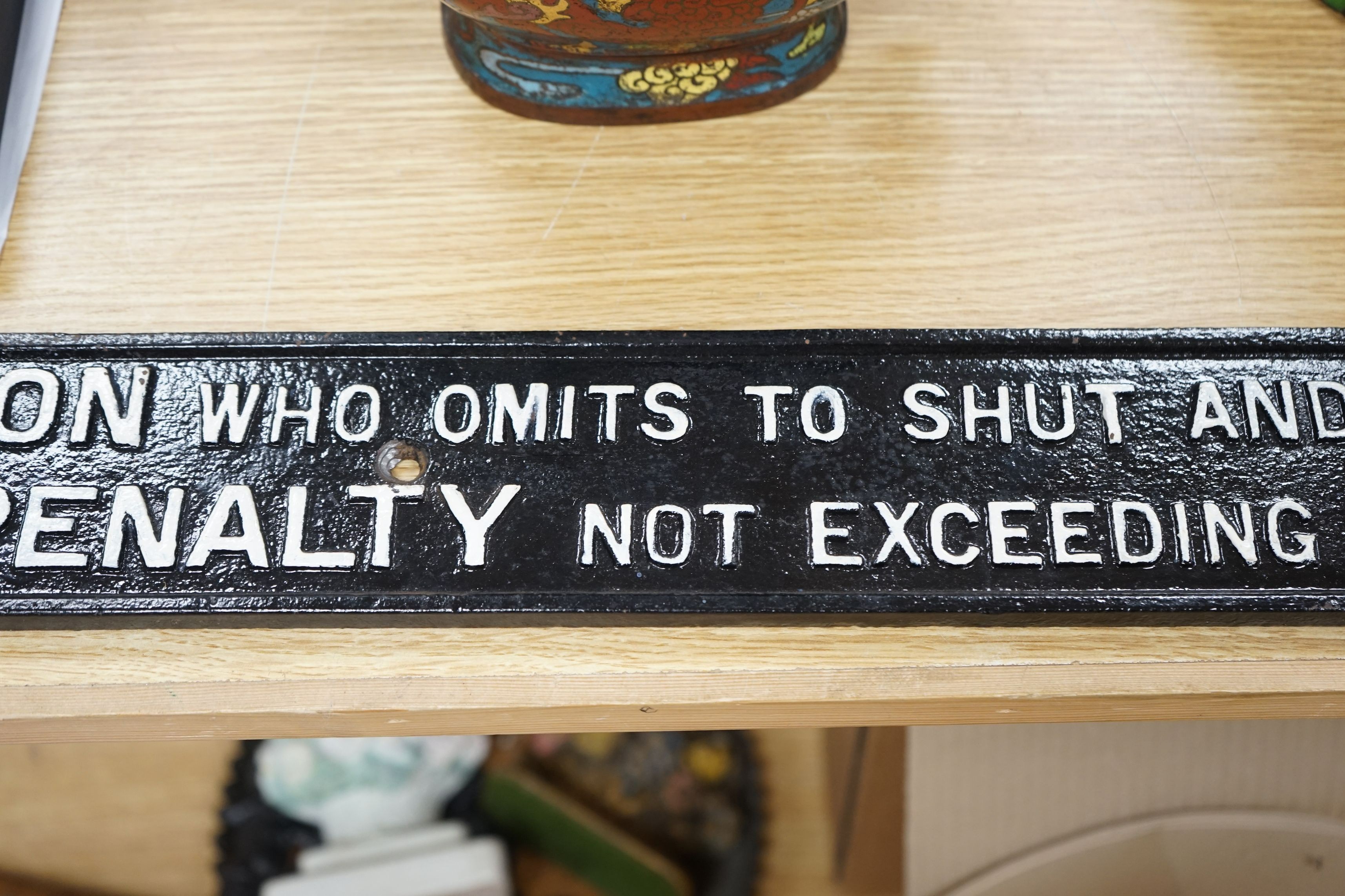 A cast iron gate closing and fastening penalty sign, 103cms